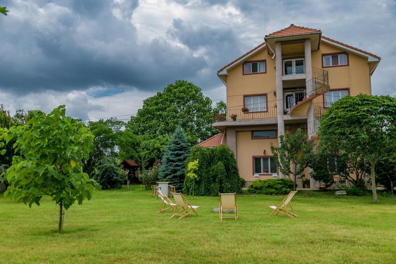 Hotel Heaven Garden Două Mai Exteriér fotografie